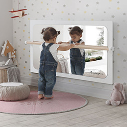 Miroir Montessori Avec Barre Mobile par PLab sur L'Air du Bois